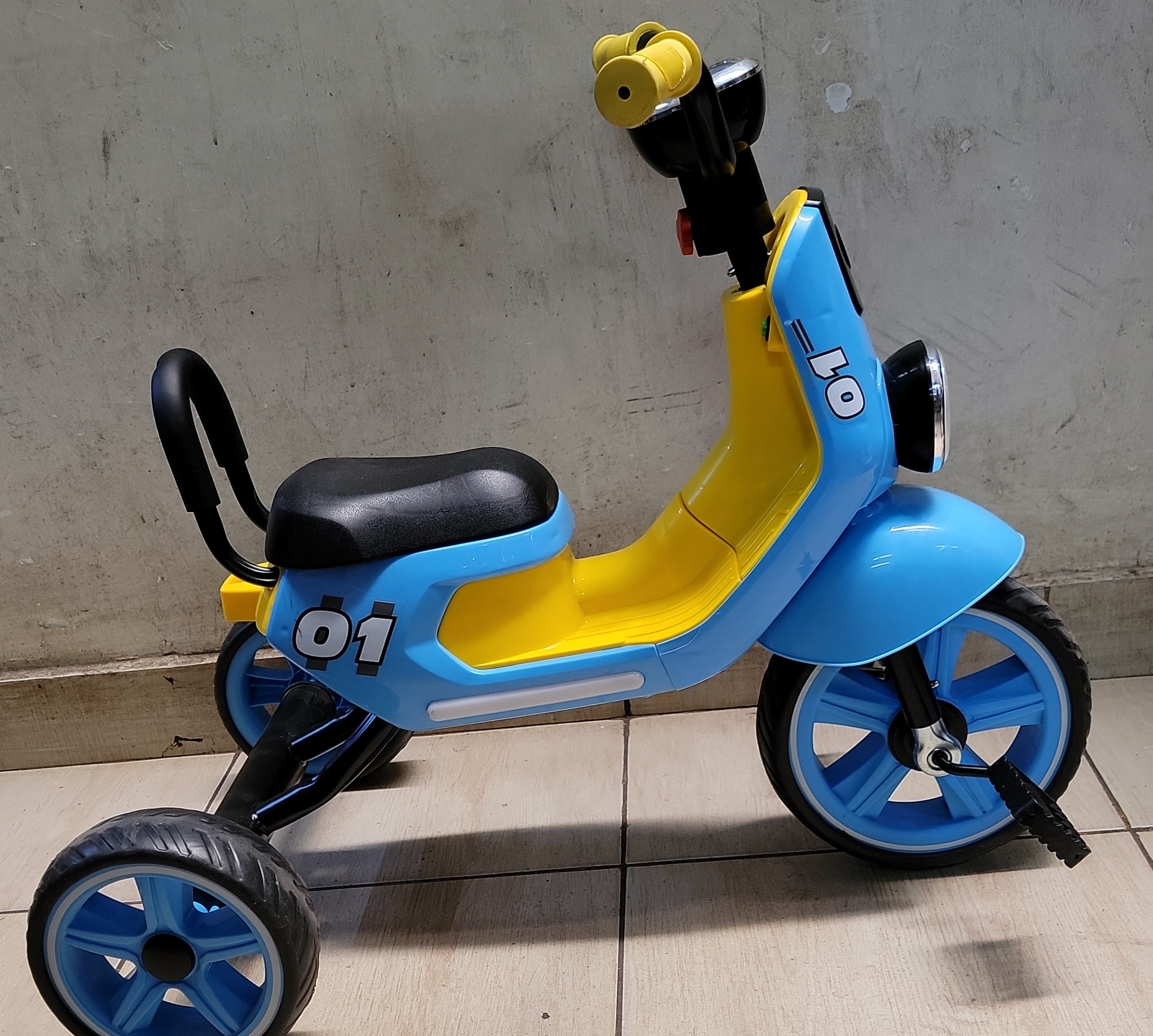 Kids scooter tricycle with lights and music